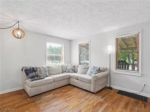 Living - 1435 Slagle Dr, Springfield, OH 44312 photo 3 of 3