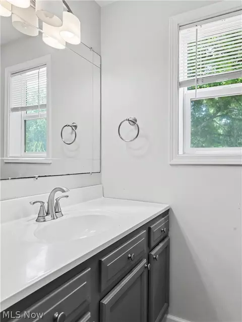 Bath - 1435 Slagle Dr, Springfield, OH 44312 photo 1 of 2