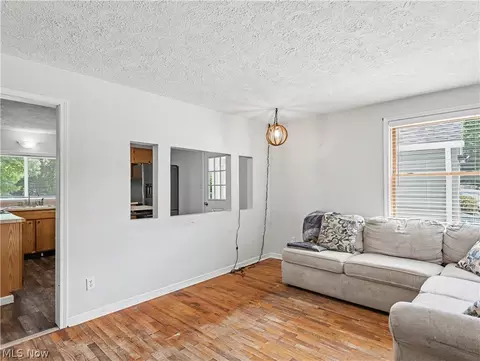 Living - 1435 Slagle Dr, Springfield, OH 44312 photo 2 of 3