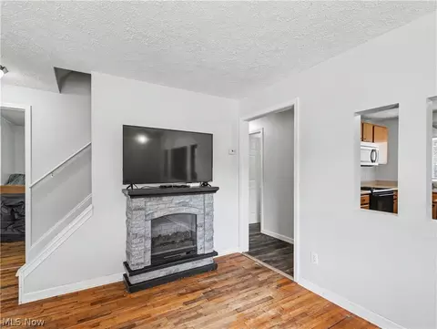 Living - 1435 Slagle Dr, Springfield, OH 44312 photo 1 of 3