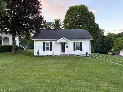 682 Hill St, Coshocton, OH 43812