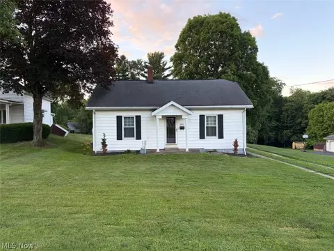 682 Hill St, Coshocton, OH 43812