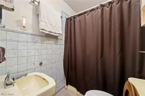 Bath - 406 Root Rd, Lorain, OH 44052 photo 1 of 2