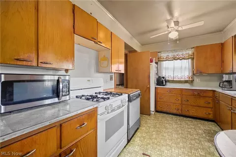 Kitchen - 406 Root Rd, Lorain, OH 44052 photo 1 of 4