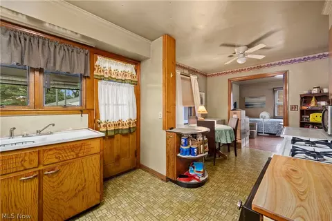 Entry Way - 406 Root Rd, Lorain, OH 44052 photo 2 of 2
