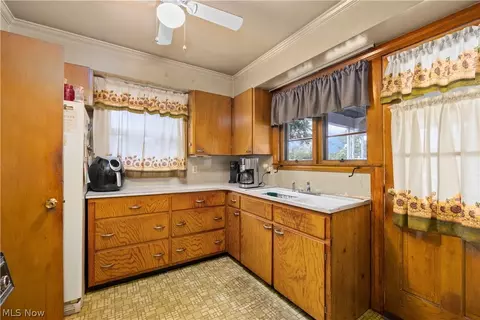 Kitchen - 406 Root Rd, Lorain, OH 44052 photo 2 of 4