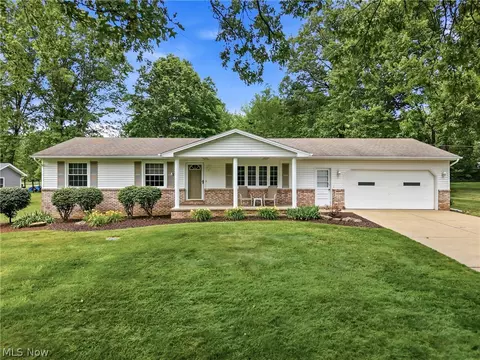 7003 White Oak Dr, Hubbard, OH 44425