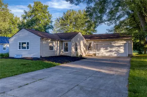2000 Stake Dr, Green, OH 44232