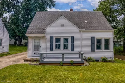 2376 Harding Rd, Cuyahoga Falls, OH 44223