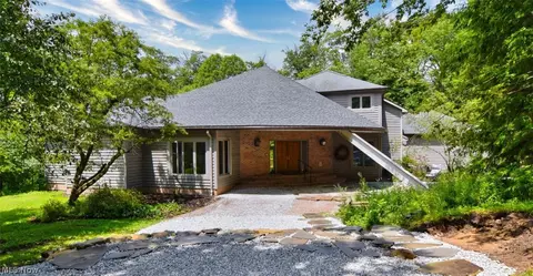 13540 Ledgebrook Ln, Chagrin Falls, OH 44022