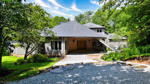 13540 Ledgebrook Ln, Chagrin Falls, OH 44022