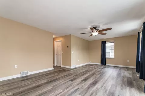 Living - 1565 Douglas Rd, Wickliffe, OH 44092 photo 7 of 12