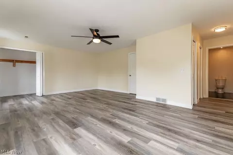 Living - 1565 Douglas Rd, Wickliffe, OH 44092 photo 9 of 12