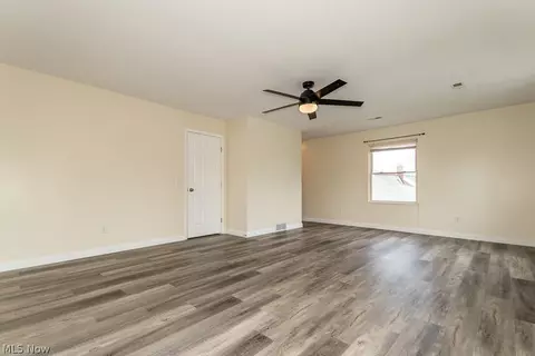 Living - 1565 Douglas Rd, Wickliffe, OH 44092 photo 10 of 12