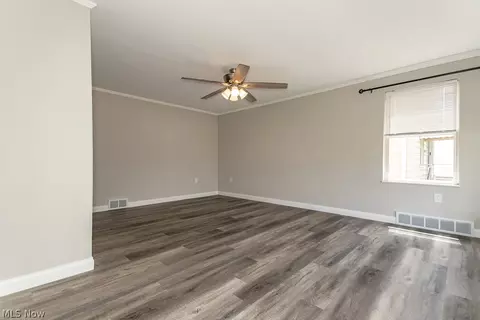 Living - 1565 Douglas Rd, Wickliffe, OH 44092 photo 4 of 12
