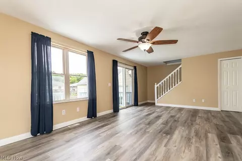 Living - 1565 Douglas Rd, Wickliffe, OH 44092 photo 8 of 12