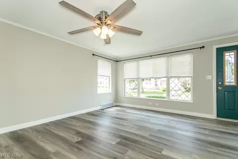 Living - 1565 Douglas Rd, Wickliffe, OH 44092 photo 2 of 12