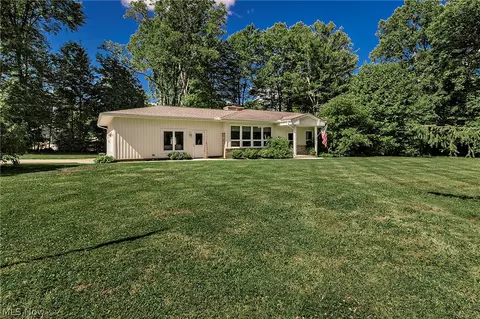 15880 Laurel Rd, Chagrin Falls, OH 44022