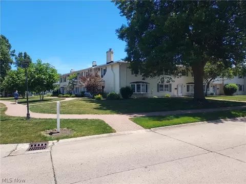 6 Meadowlawn Dr, Mentor, OH 44060