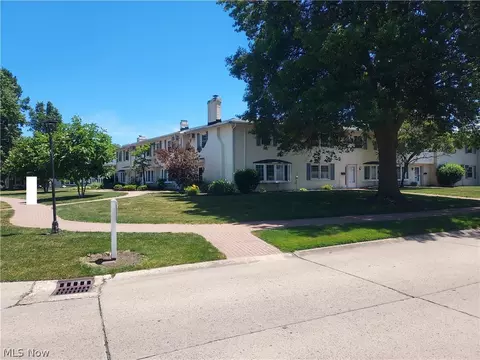 6 Meadowlawn Dr, Mentor, OH 44060