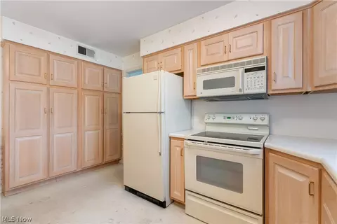2240 Devonshire Dr NW, Canton, OH 44708 photo 10