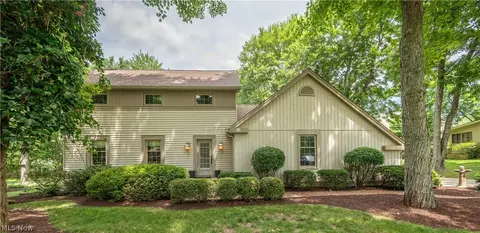 548 Squirrel Hill Dr, Youngstown, OH 44512