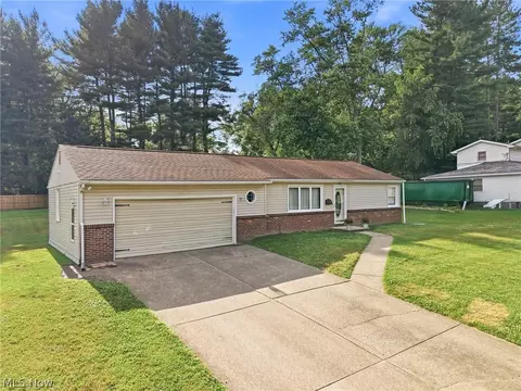 937 Pineview Ave SE, North Canton, OH 44720