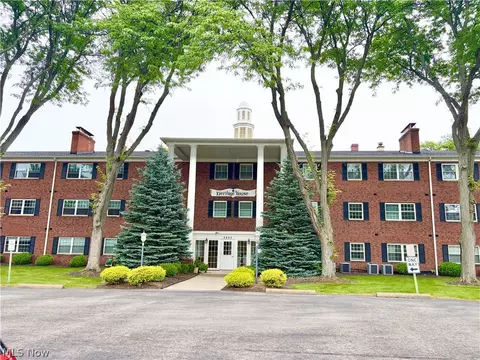 2885 Pease Dr #221, Rocky River, OH 44116