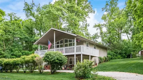 7945 Lakeview Dr, Nashport, OH 43830