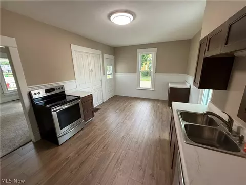 520 E 4th St, Dover, OH 44622 photo 3