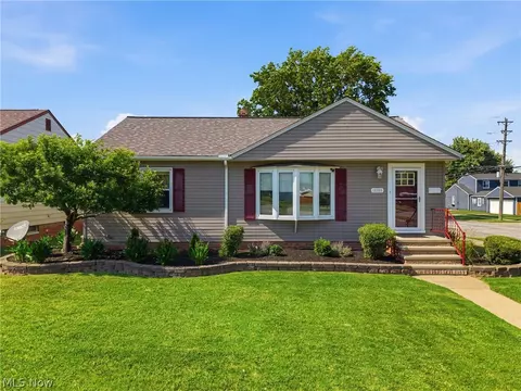 10860 Aaron Dr, Parma, OH 44130 photo 4