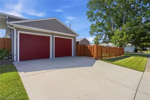 Exterior - 10860 Aaron Dr, Parma, OH 44130 photo 10 of 11