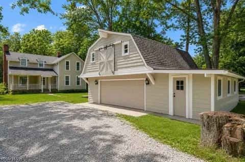 889 Grayton Rd, Berea, OH 44017