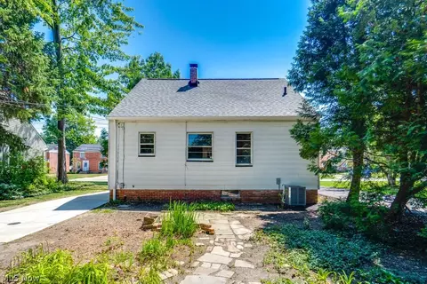 Exterior - 344 E 250th St, Euclid, OH 44132 photo 2 of 3