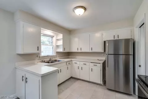 Kitchen - 344 E 250th St, Euclid, OH 44132 photo 4 of 6