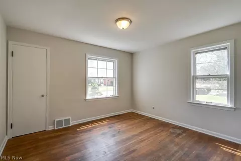 Bedroom - 344 E 250th St, Euclid, OH 44132 photo 3 of 4