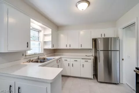 Kitchen - 344 E 250th St, Euclid, OH 44132 photo 2 of 6