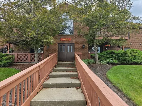 8605 Scenicview Dr #203, Broadview Heights, OH 44147