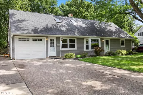 4905 Pinewood Dr, Sheffield Lake, OH 44054