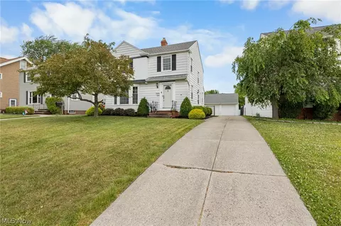 7920 Parmenter Dr, Parma, OH 44129