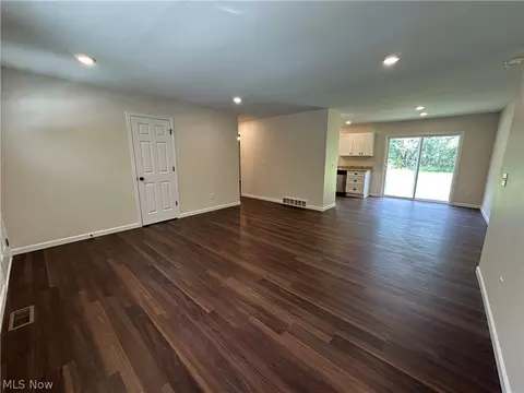 Living - 43 Narcissa Ave, Struthers, OH 44471 photo 2 of 3