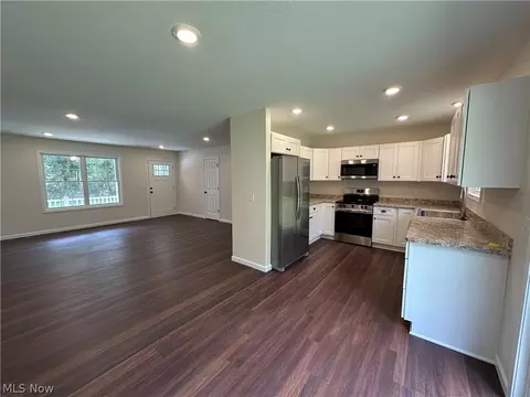 Living - 43 Narcissa Ave, Struthers, OH 44471 photo 3 of 3