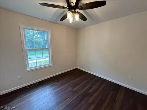Bedroom - 43 Narcissa Ave, Struthers, OH 44471 photo 3 of 6