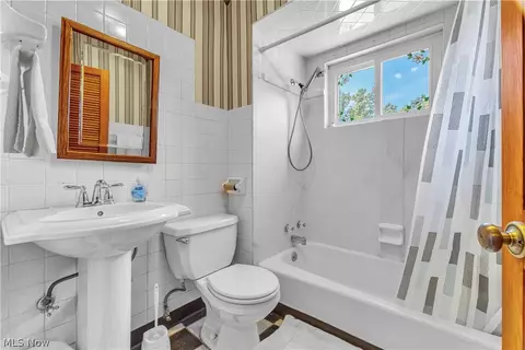 Bath - 85 E 201 St, Euclid, OH 44123 photo 1 of 1