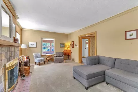 Living - 85 E 201 St, Euclid, OH 44123 photo 3 of 4