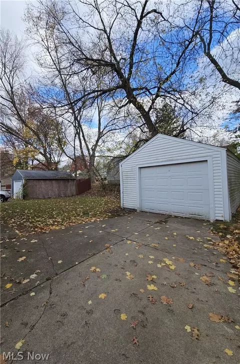 873 Kickapoo Ave, Akron, OH 44305 photo 4