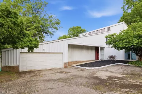 13 Sutton Pl, Shaker Heights, OH 44120