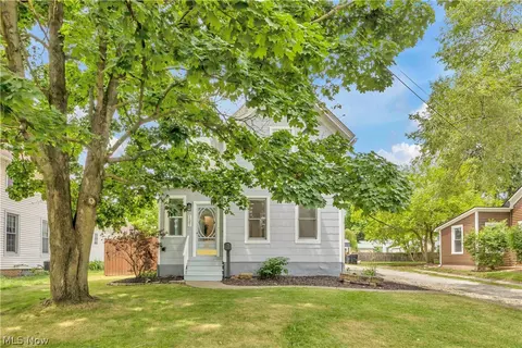131 N Vine St, Medina, OH 44256