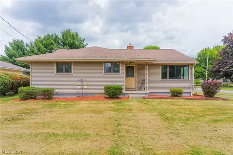2163 Hollywood St NE, Warren, OH 44483