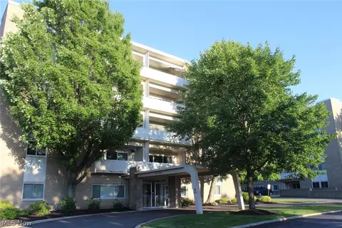 2109 Wooster Rd #48, Rocky River, OH 44116